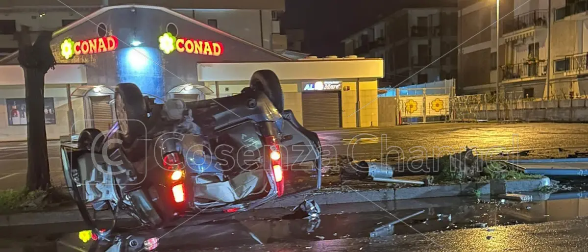 Corigliano Rossano, rocambolesco incidente a Schiavonea: conducente illeso