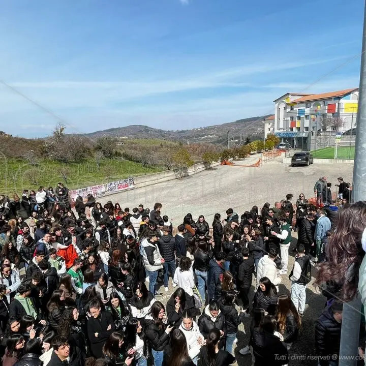 Acri, dietrofront della Provincia. I ragazzi tornano a scuola nonostante il muro instabile