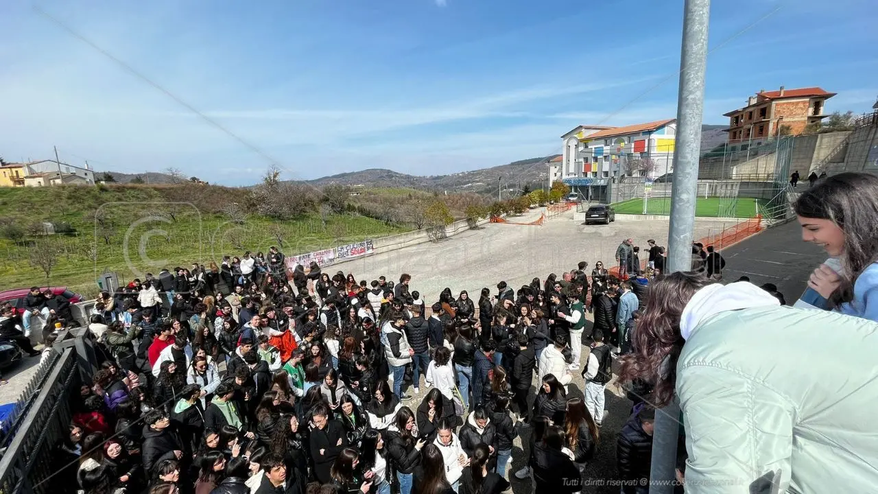 Acri, dietrofront della Provincia. I ragazzi tornano a scuola nonostante il muro instabile
