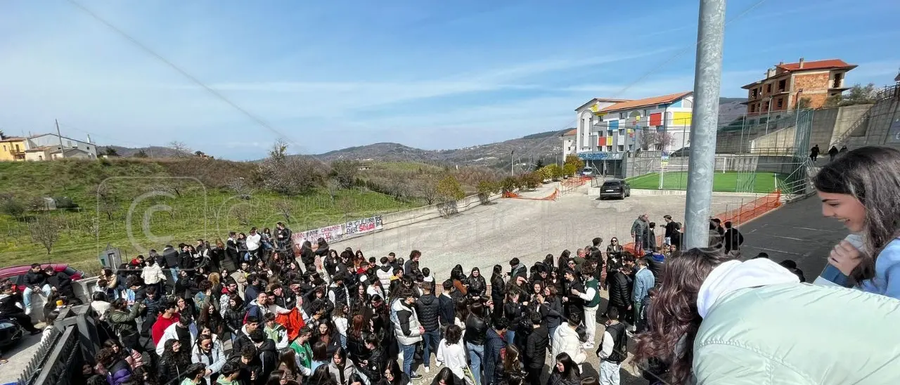Acri, dietrofront della Provincia. I ragazzi tornano a scuola nonostante il muro instabile