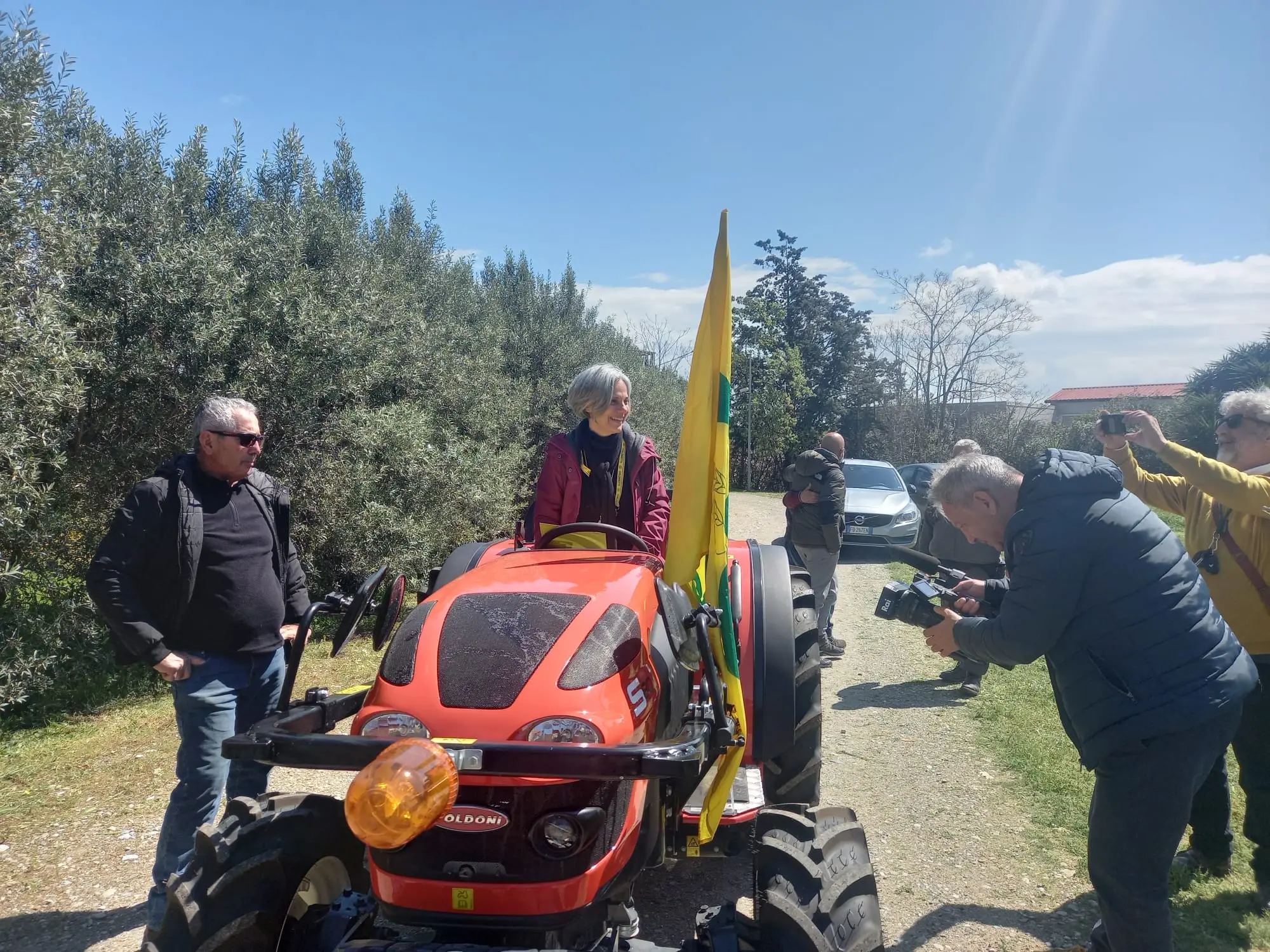 Coldiretti consegna un trattore all'Agricola Doria, vittima di furti e danneggiamenti