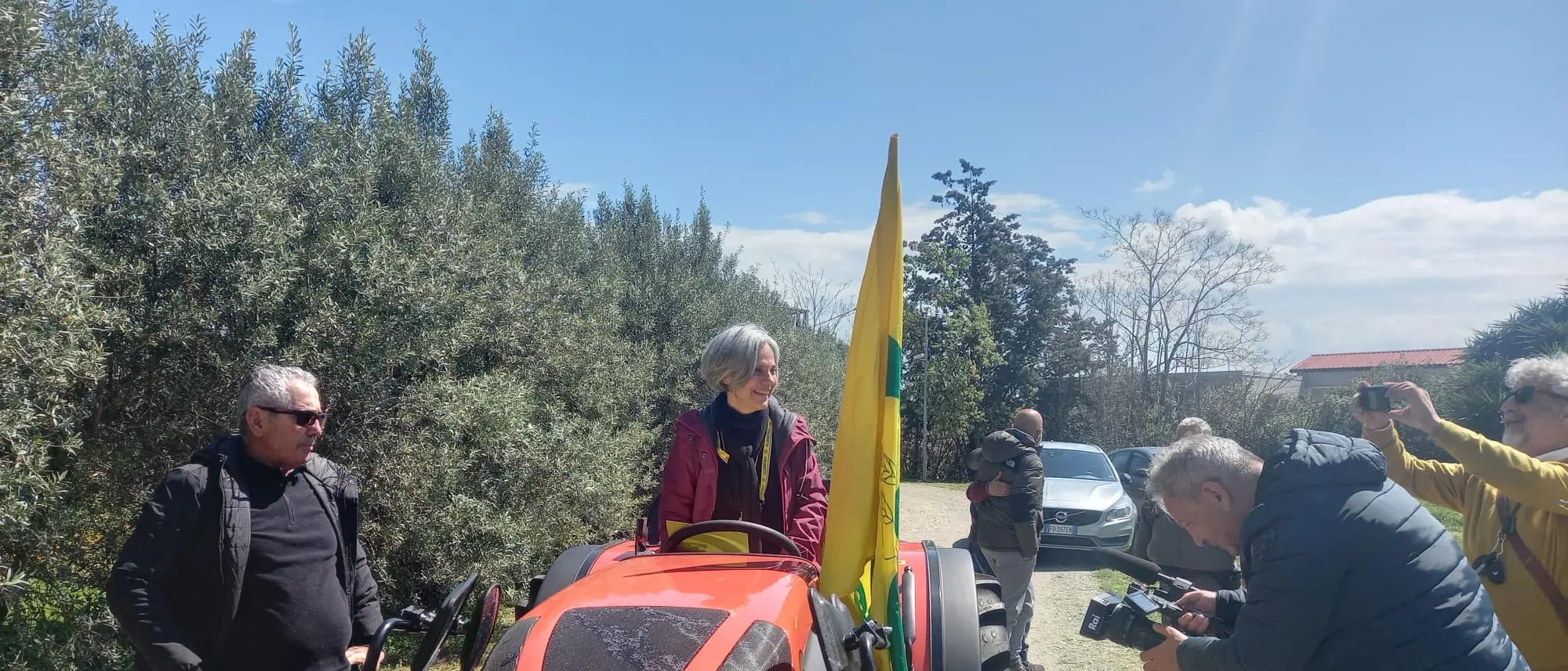 Coldiretti consegna un trattore all'Agricola Doria, vittima di furti e danneggiamenti