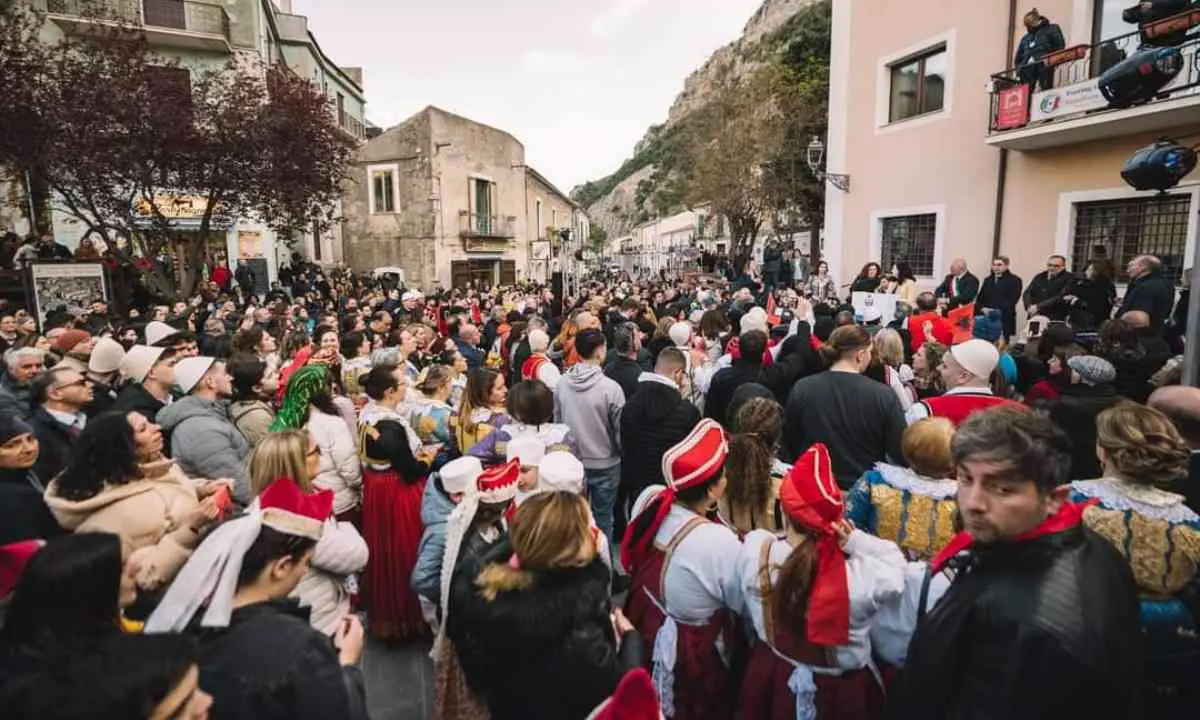 Civita, successo per le vallje: quest'anno ai festeggiamenti la presidente del Kosovo