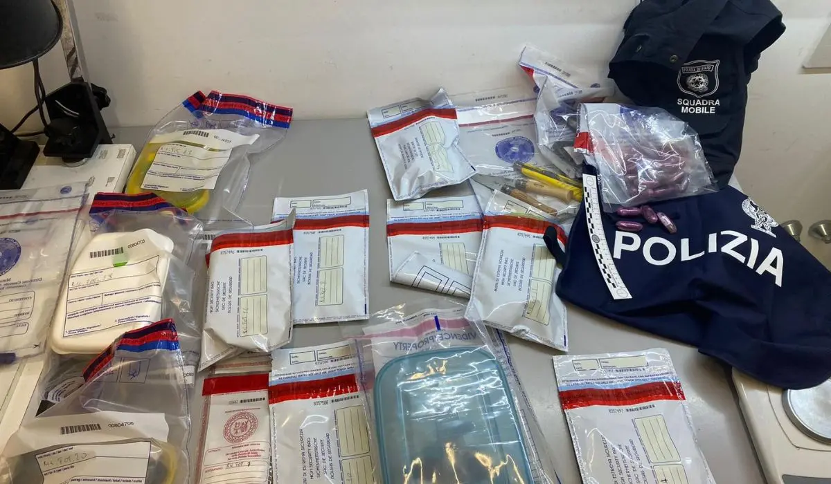 Cosenza, scoperto un vero e proprio laboratorio della droga: arrestate due persone | FOTO