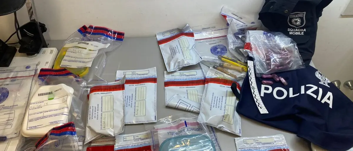 Cosenza, scoperto un vero e proprio laboratorio della droga: arrestate due persone | FOTO