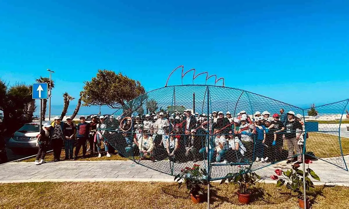 Cetraro, sul lungomare arriva il pesce mangia plastica per raccogliere ed educare
