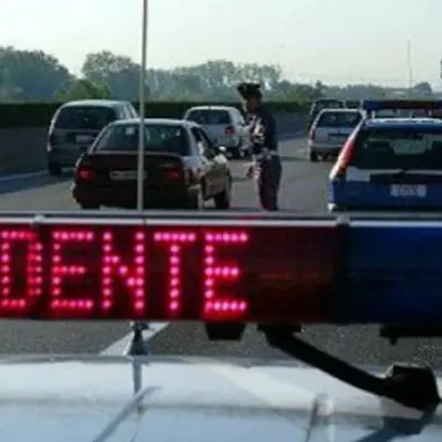 Rogliano, tragedia sull'A2: autista travolto da un camion