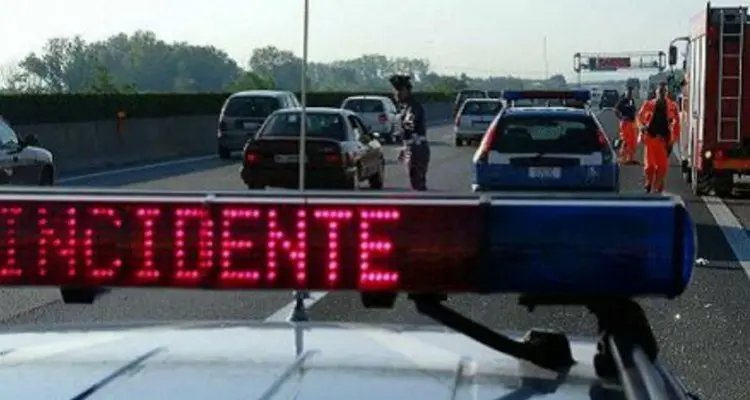 Catanzaro, scontro frontale fra due auto sulla 106: due morti e un ferito
