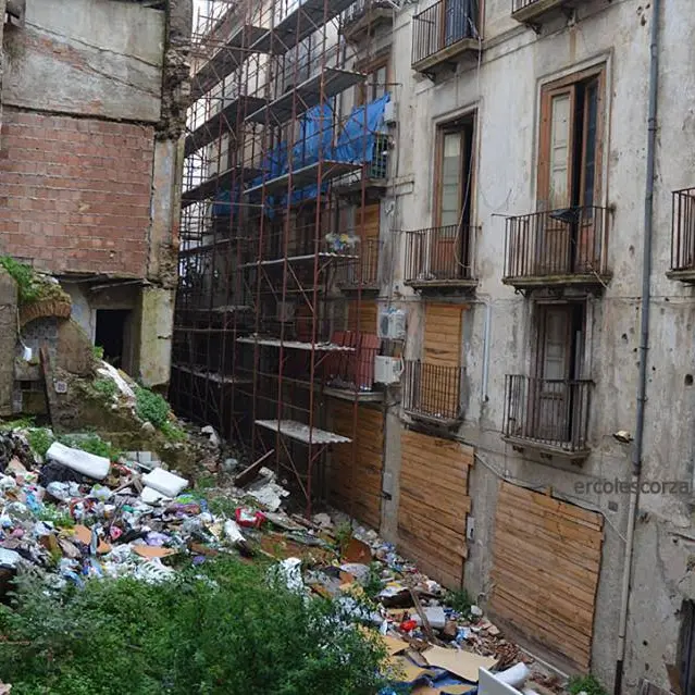 Crolla una palazzina a via Gaeta, situazione da codice rosso