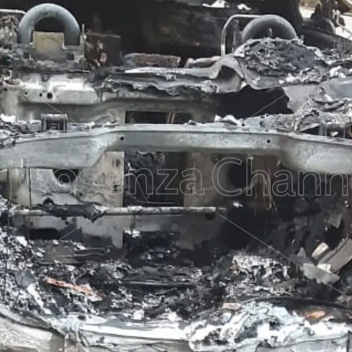 Auto in fiamme a Rende, intervengono i vigili del fuoco