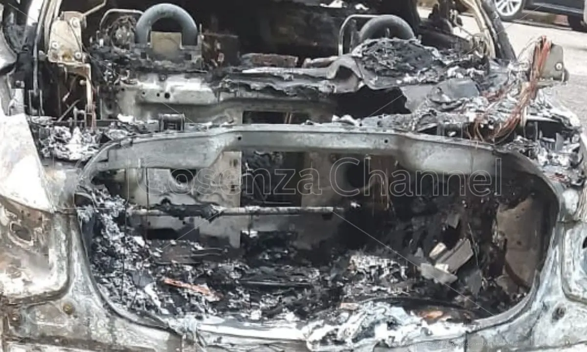 Auto in fiamme a Rende, intervengono i vigili del fuoco