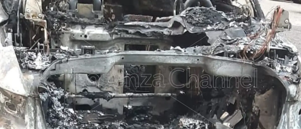 Auto in fiamme a Rende, intervengono i vigili del fuoco
