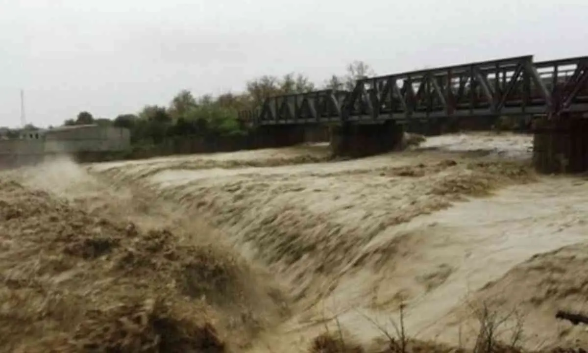 Crati a rischio esondazione, La Cosenza che vuoi: «Il Comune aggiorni subito il Piano di Protezione civile»