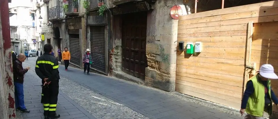 Sgomberi e sequestri per furto di energia elettrica nel centro storico