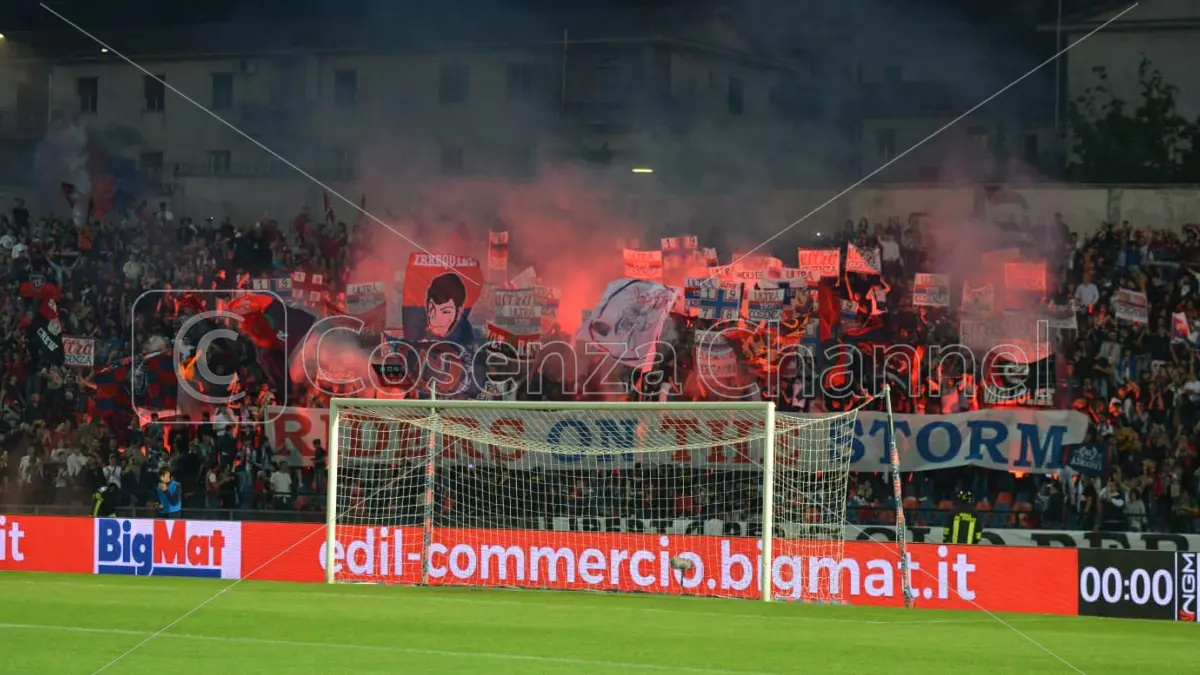 La Curva Nord ha dato vita ad uno spettacolo pirotecnico, piena di bandiere e di stendardi la Curva Sud. Cori ositili per i fan delle Rondinelle, gemellati del Catanzaro