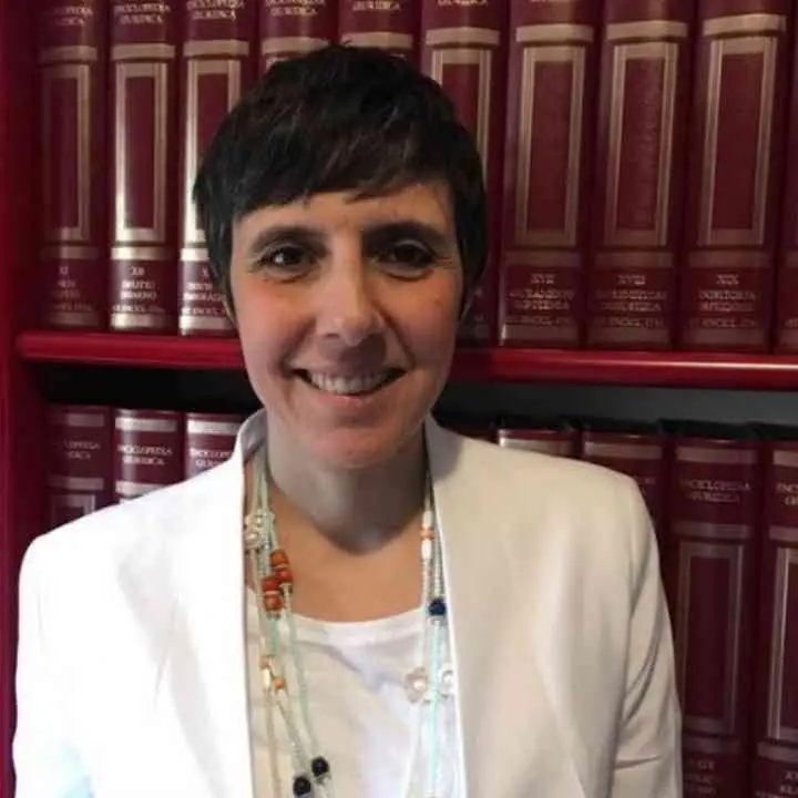 Rende, la sindaca e il tailleur. L'avvocata femminista Campolo contro De Rose: «Tentato attacco all'autostima di una donna»