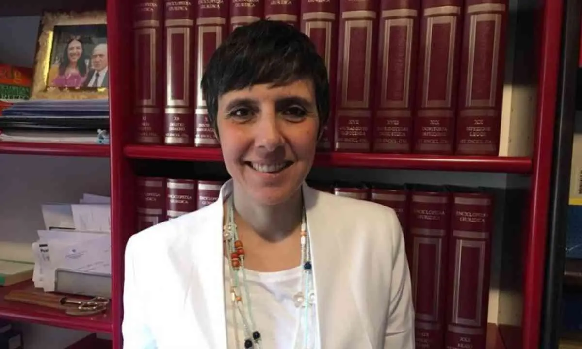 Rende, la sindaca e il tailleur. L'avvocata femminista Campolo contro De Rose: «Tentato attacco all'autostima di una donna»