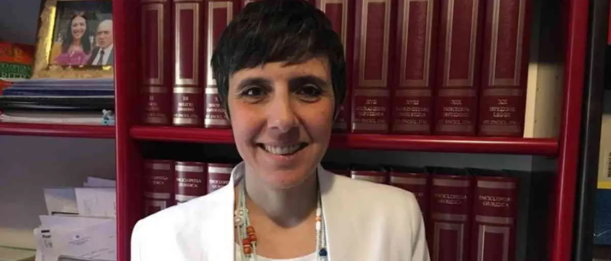 Rende, la sindaca e il tailleur. L'avvocata femminista Campolo contro De Rose: «Tentato attacco all'autostima di una donna»