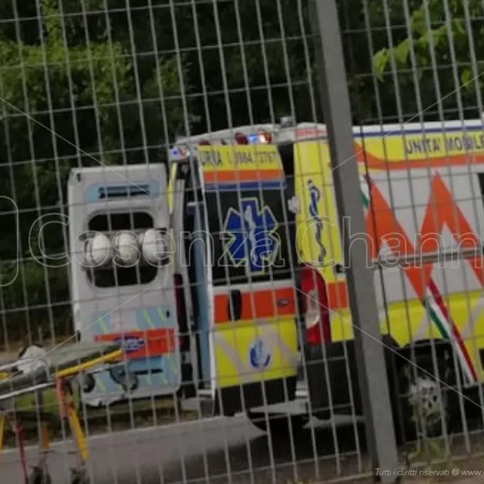 Cosenza, scontro auto-scooter in viale Magna Grecia: un ferito grave