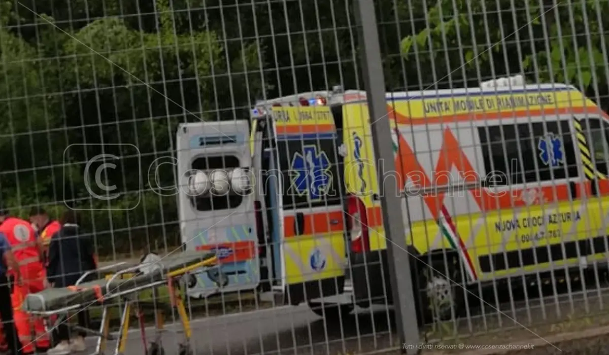 Cosenza, scontro auto-scooter in viale Magna Grecia: un ferito grave