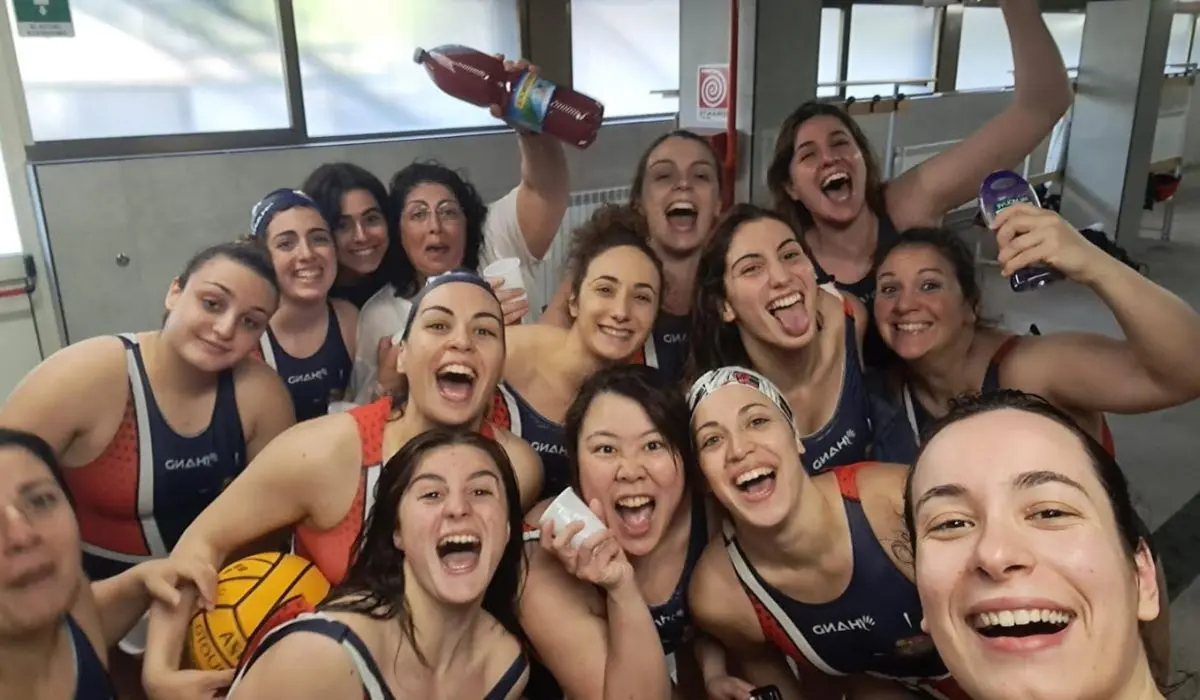 Pallanuoto femminile, impresa del Cosenza a Napoli e serie A a un passo