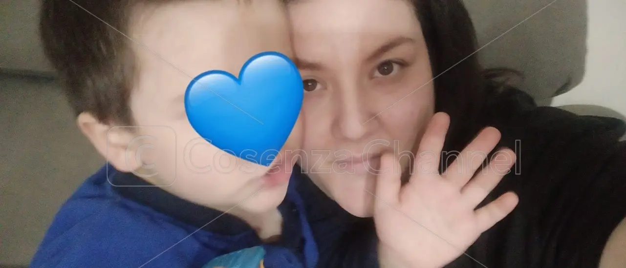 Cosenza, la battaglia del piccolo Michele contro il tumore e il coraggio di mamma Isabella