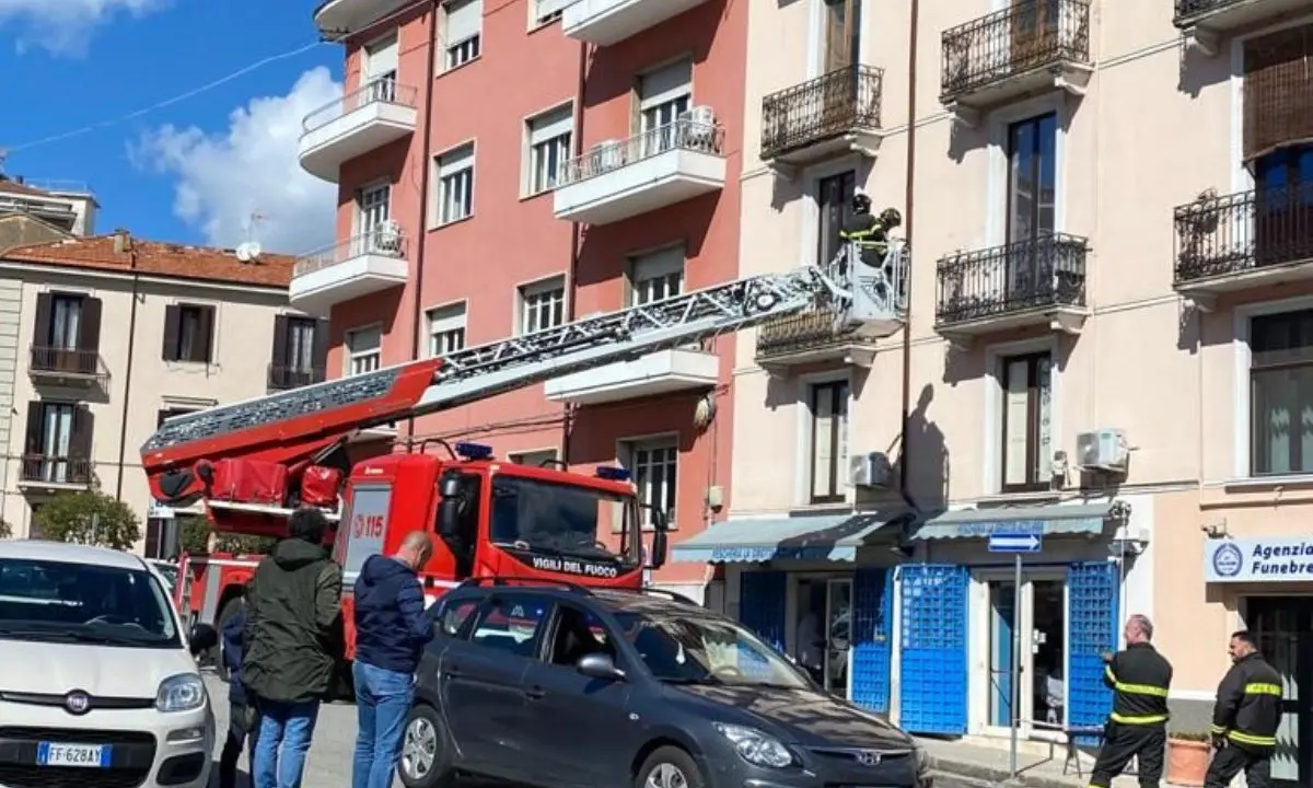 Cosenza, cadono tegole da un palazzo in piazza Riforma