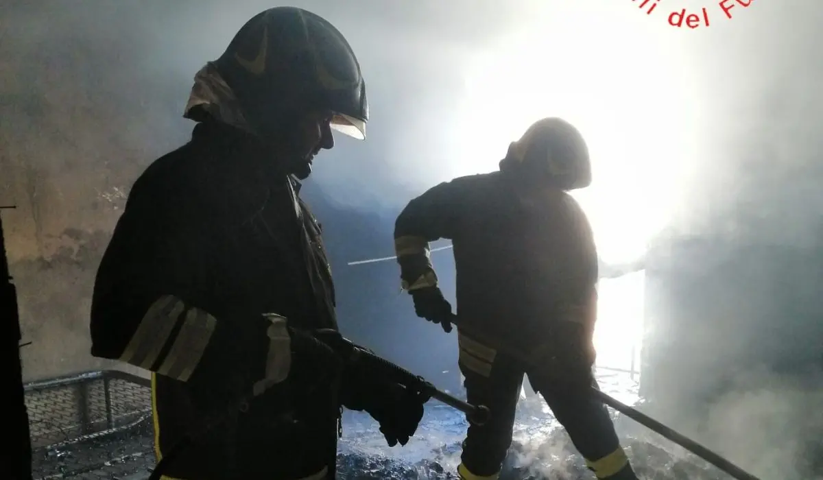 Montalto Uffugo, incendio in un'abitazione: le fiamme distruggono la cucina
