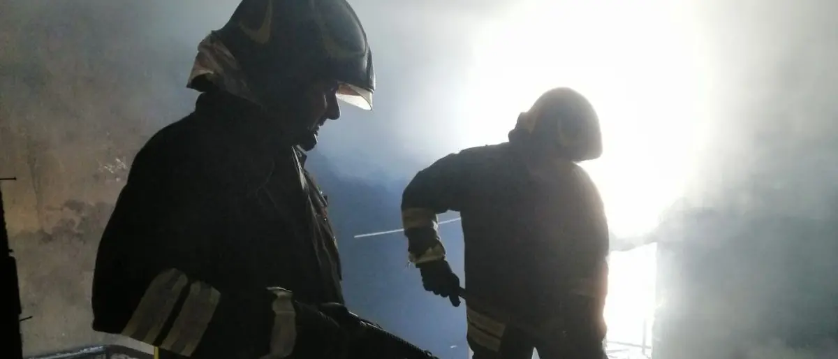 Montalto Uffugo, incendio in un'abitazione: le fiamme distruggono la cucina