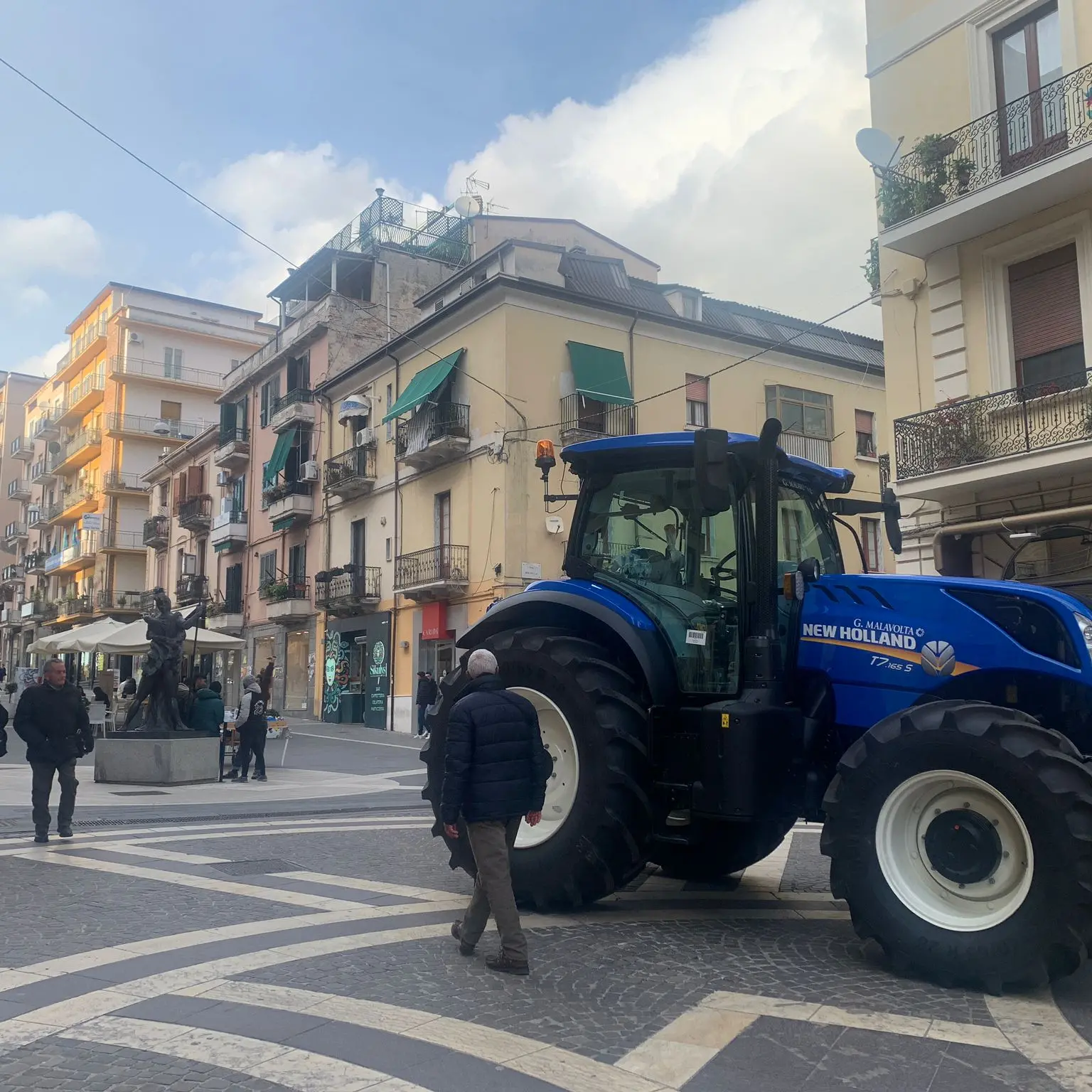 Cosenza, aspettando il taglio del nastro di Coldiretti col trattore in pedonale