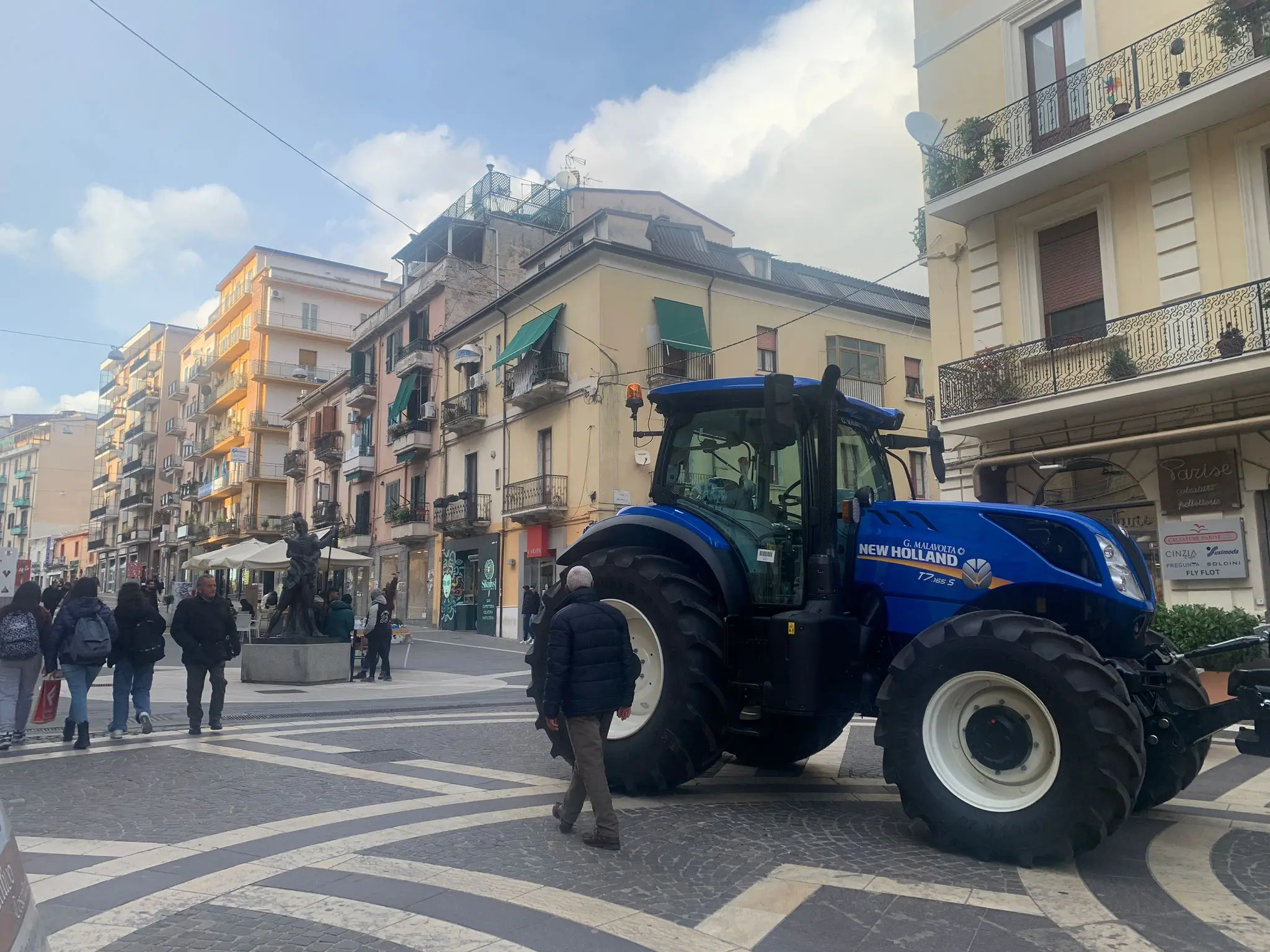 Cosenza, aspettando il taglio del nastro di Coldiretti col trattore in pedonale