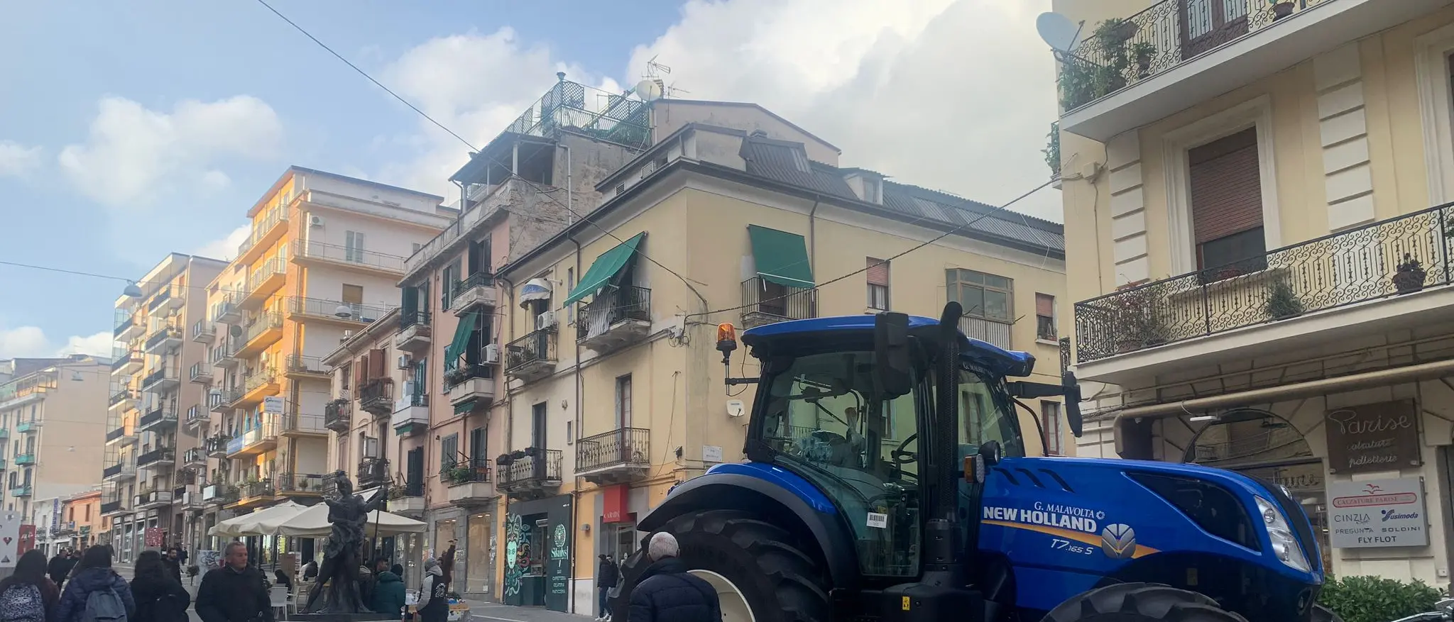 Cosenza, aspettando il taglio del nastro di Coldiretti col trattore in pedonale