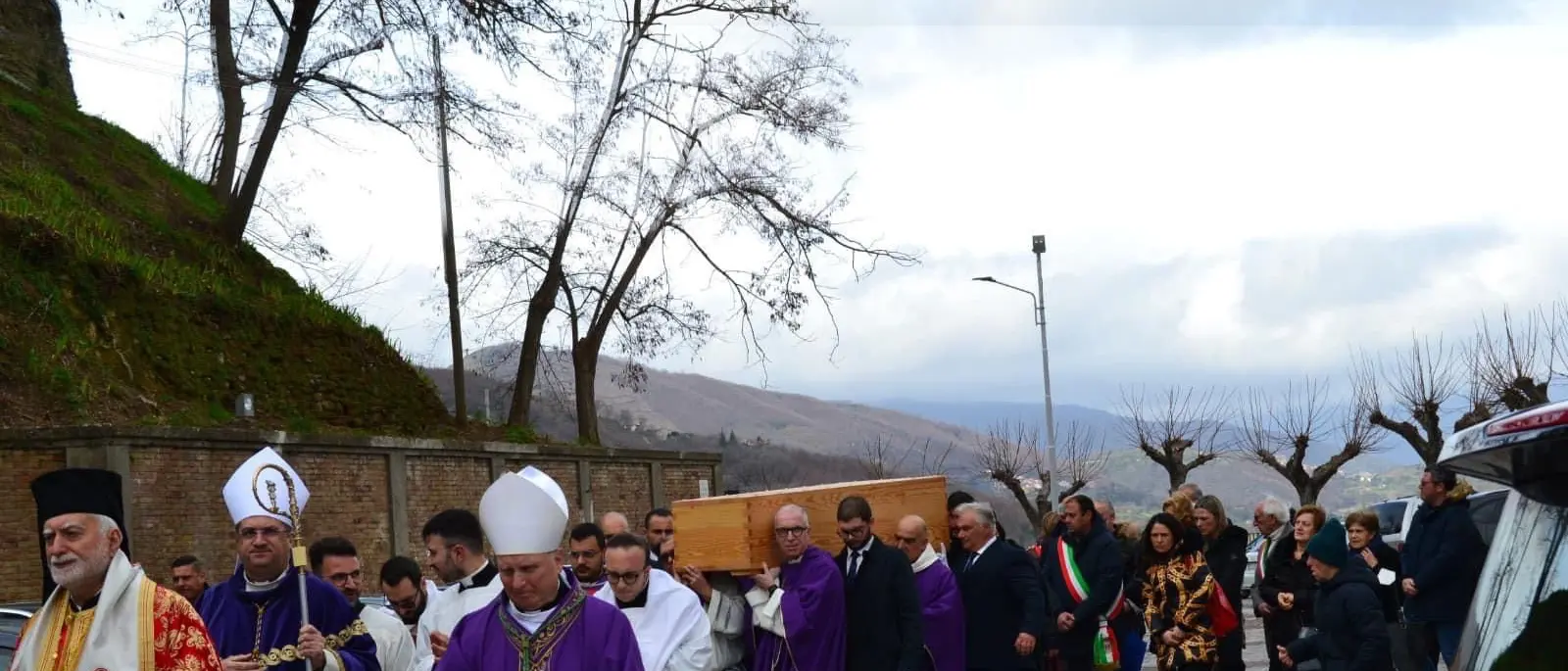 San Marco Argentano, l'ultimo addio per monsignor Lauro. Il sindaco Mariotti: «Onore alla memoria»