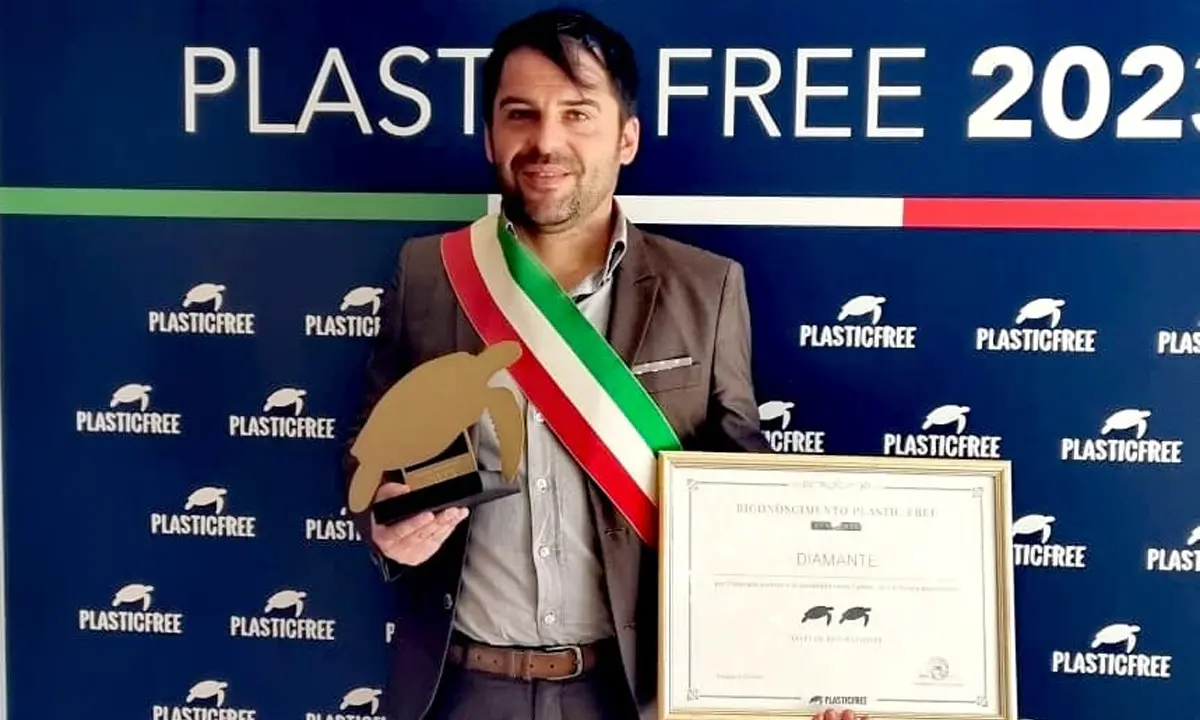 Il comune di Diamante brilla a Bologna. Premiato come città \"Plastic free\"