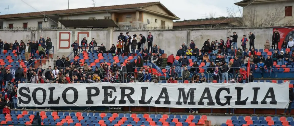 Cosenza-Spal, la curva sud \"Bergamini\": «Allo stadio solo per la maglia» | FOTO