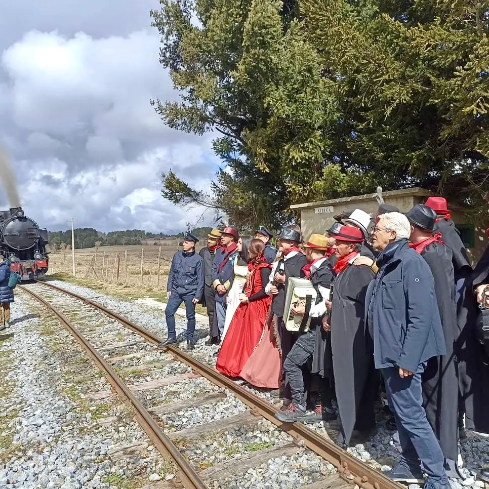 Un pezzo di storia che viaggia sui binari. Ieri festa grande a bordo del trenino della Sila