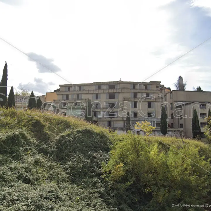 Cosenza, l'opposizione attacca: «Più di cento salme ancora senza sepoltura»