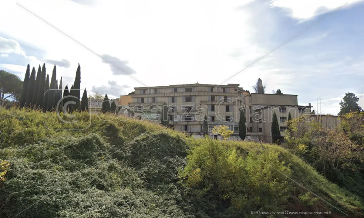 «Salme in attesa di sepoltura, per Cosenza è una triste eredità del passato»
