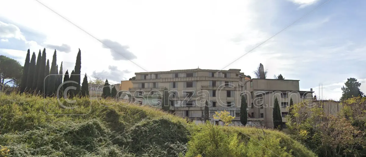 «Salme in attesa di sepoltura, per Cosenza è una triste eredità del passato»