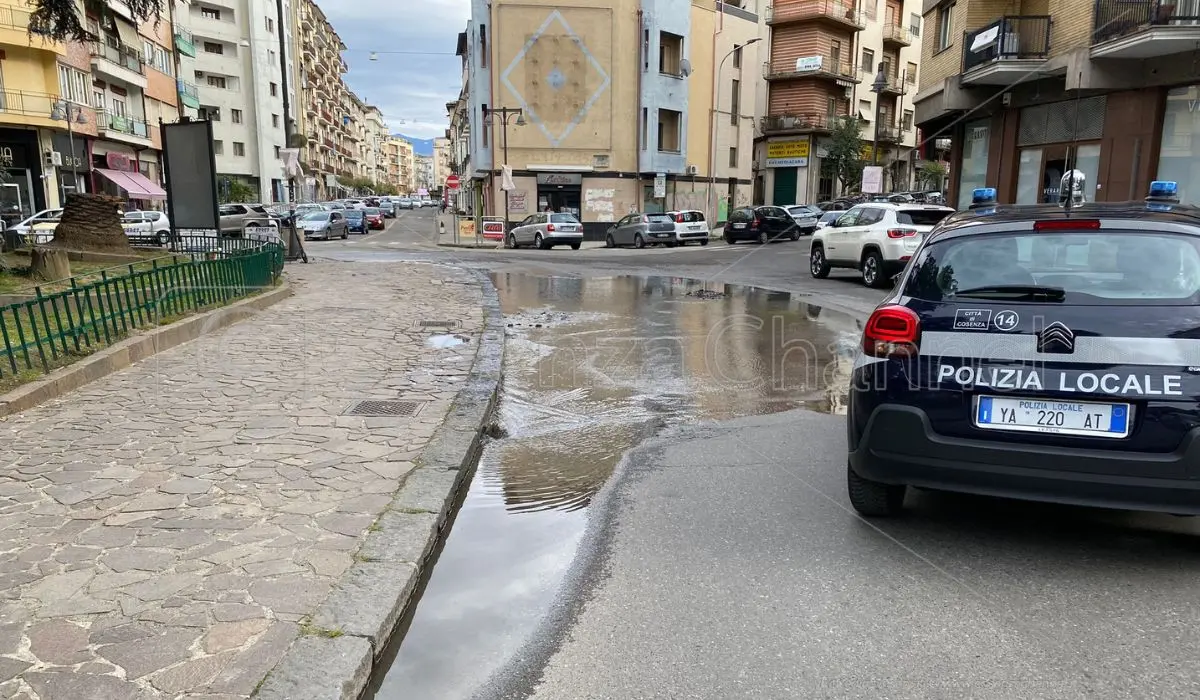 Cosenza, piazza Europa quasi allagata: si rompe una tubatura sotto le fontane | FOTO