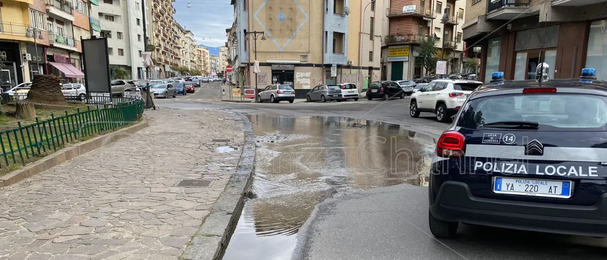 Cosenza, piazza Europa quasi allagata: si rompe una tubatura sotto le fontane | FOTO