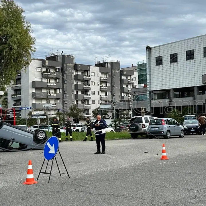 Rende, violento tamponamento in via Rossini ma nessun ferito grave