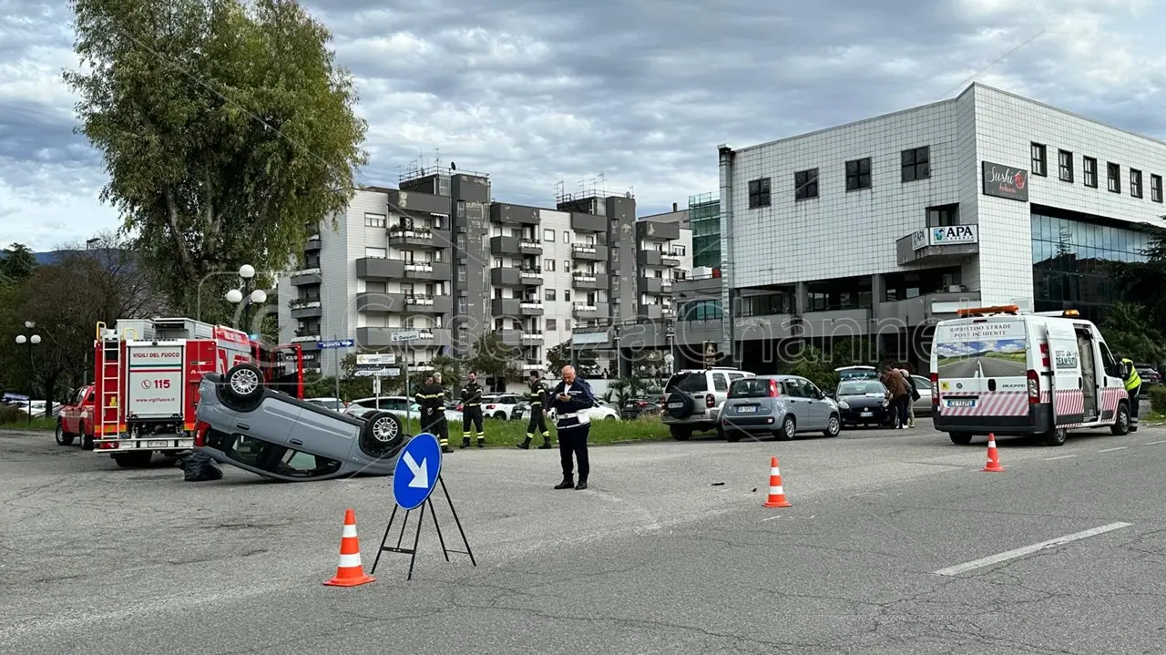 Rende, violento tamponamento in via Rossini ma nessun ferito grave