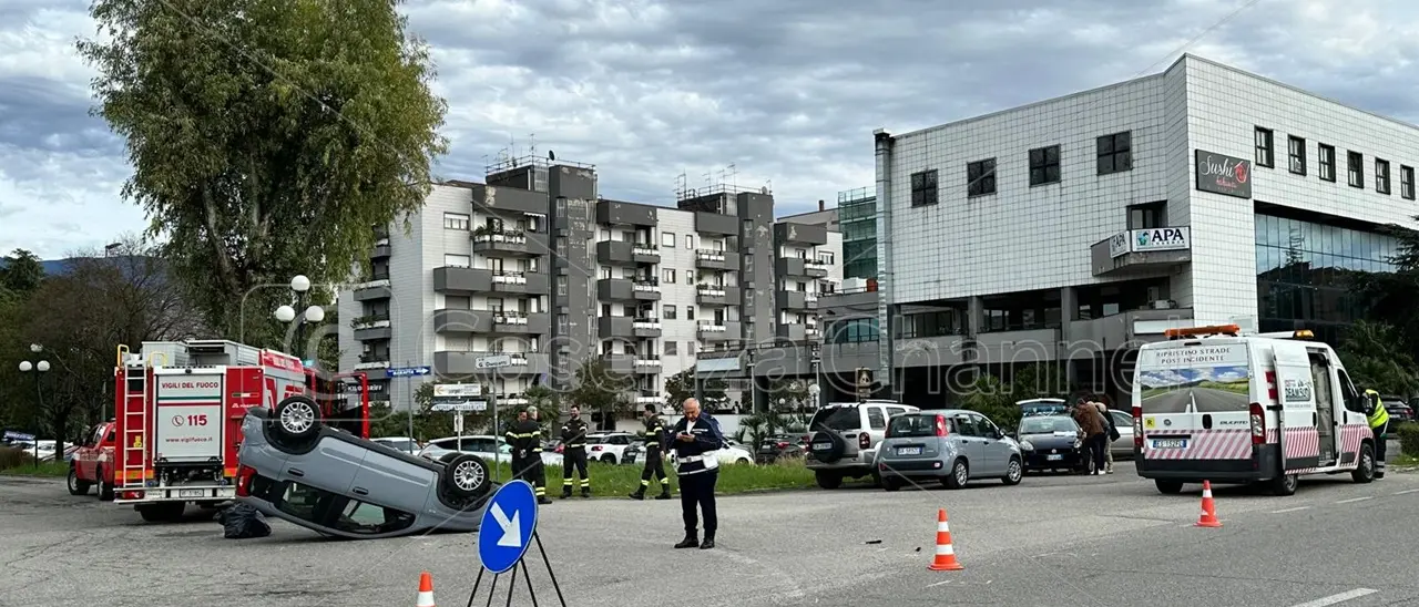 Rende, violento tamponamento in via Rossini ma nessun ferito grave