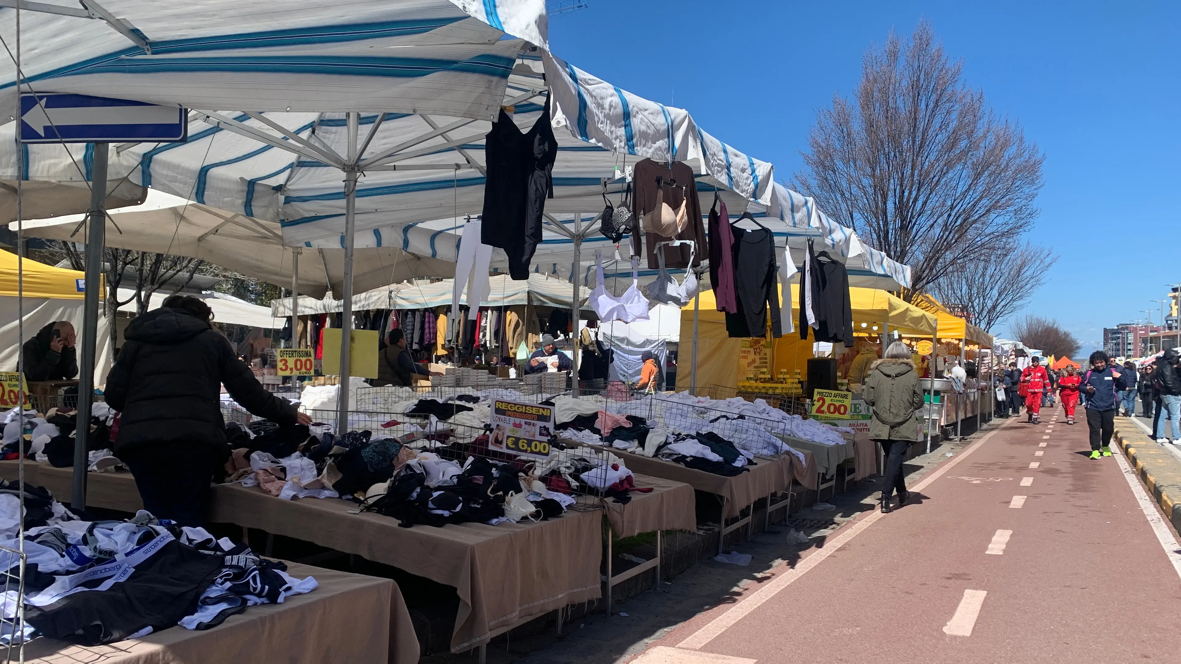 Nel pomeriggio prevista l\\'inaugurazione con il sindaco a battezzare l\\'edizione 2023. Intanto questa mattina tanti curiosi tra gli stand appena aperti