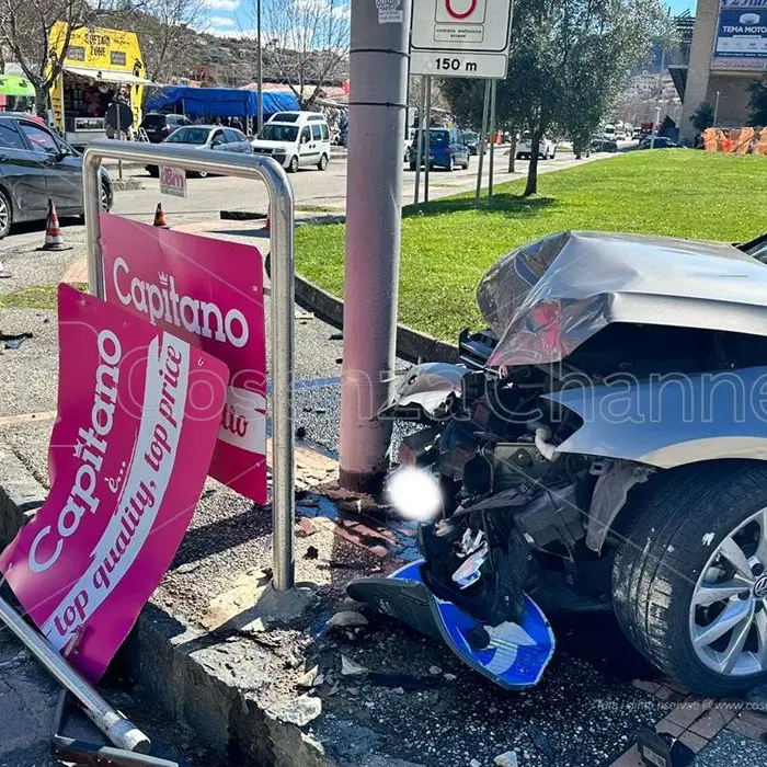 Cosenza, finisce con l'auto contro un cartellone pubblicitario