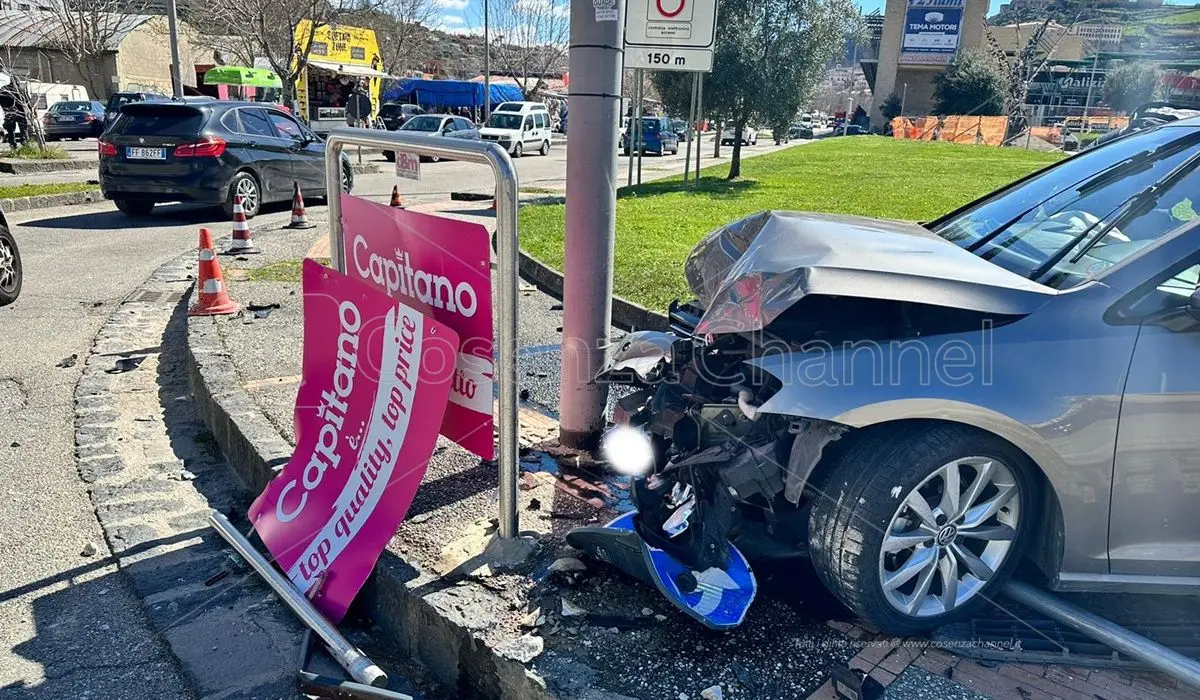 Cosenza, finisce con l'auto contro un cartellone pubblicitario