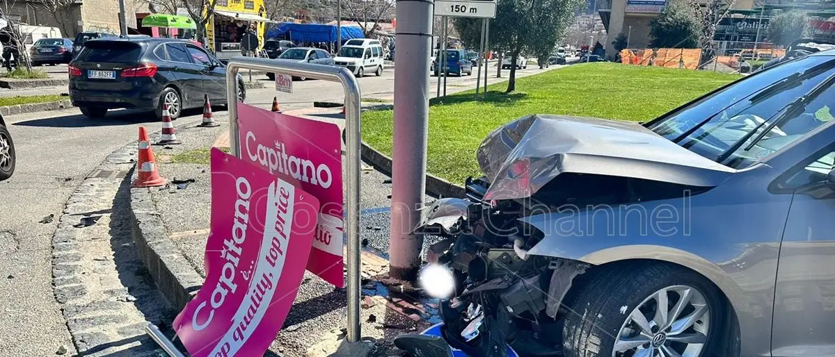 Cosenza, finisce con l'auto contro un cartellone pubblicitario