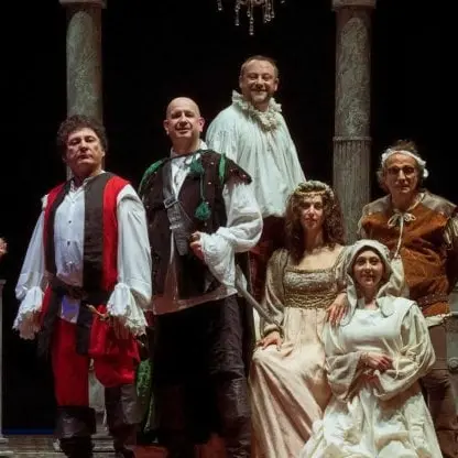 Rende, ciclone Paolantoni al Garden. «Il teatro è l'unica cosa che non si può guardare da casa» | VIDEO