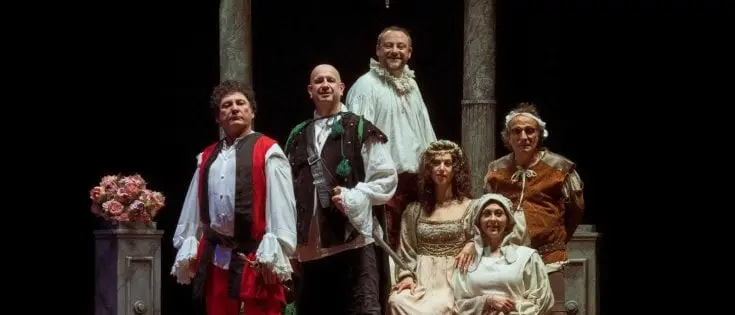 Rende, ciclone Paolantoni al Garden. «Il teatro è l'unica cosa che non si può guardare da casa» | VIDEO